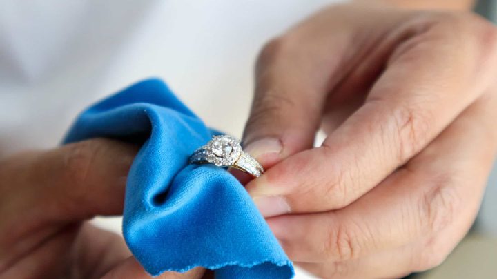Comment entretenir et redonner de l’éclat à ses bijoux en or ?