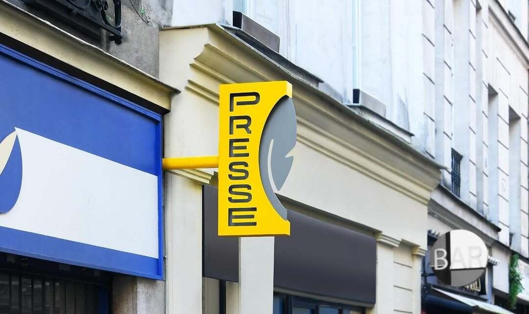 La nouvelle enseigne plume : une identité modernisée pour les marchands de presse