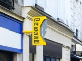 La nouvelle enseigne plume : une identité modernisée pour les marchands de presse